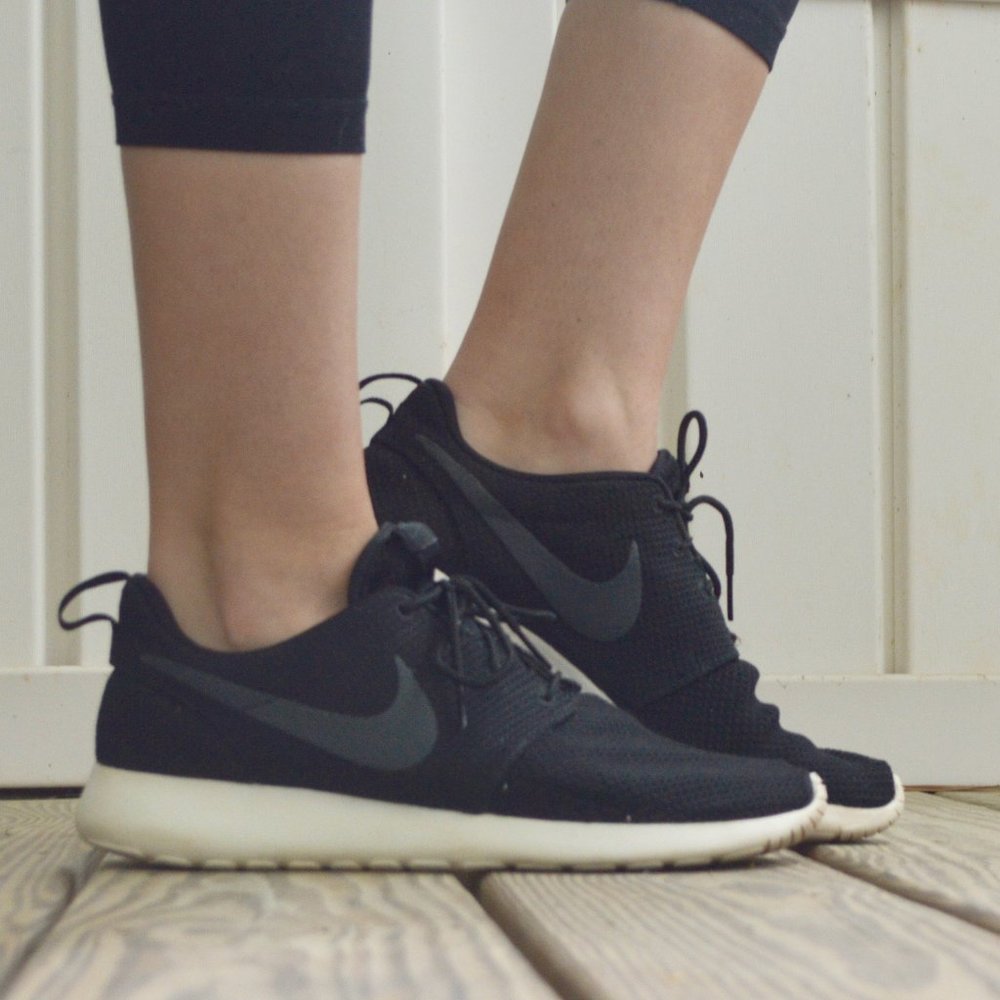 Womens Black Nike Roshe Tennis Shoes